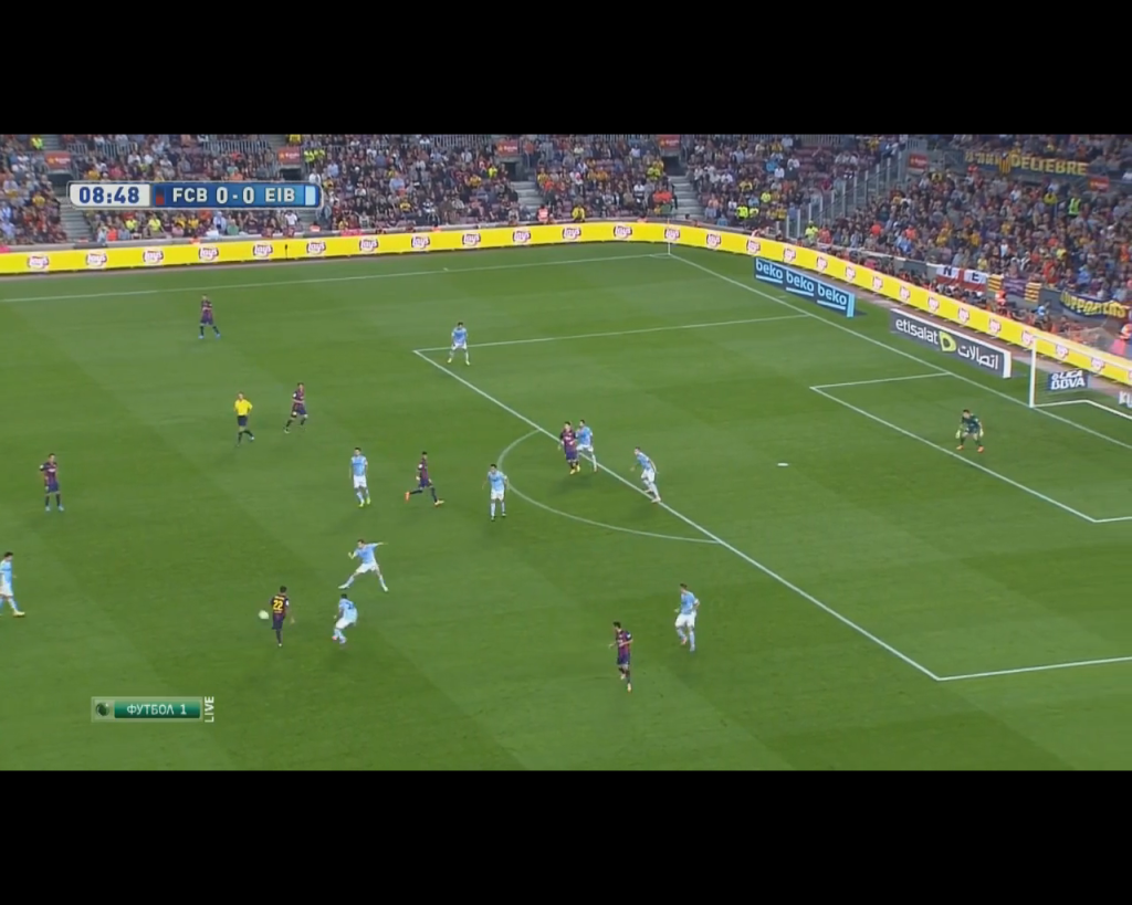 Eibar pressuring Alves aggressively while far side options are free. (Note: Roberto's positioning too risky for a pass.)