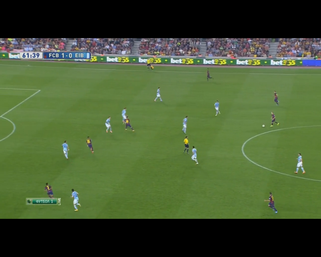 Iniesta free of pressure before his direct pass to Pedro who missed a 1 vs. 1.