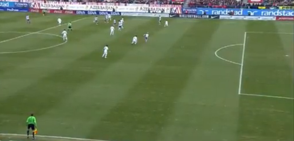 Atletico using the wide overload in order to threaten the Real defense directly.